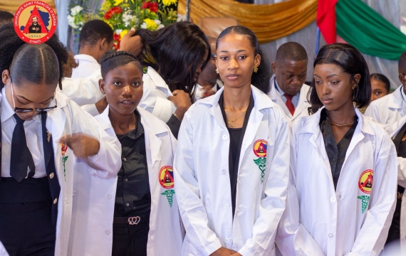 L’USFAH célèbre l’entrée de ses étudiants dans le domaine médical lors de la cérémonie de prise de blouse blanche à El Rancho.  