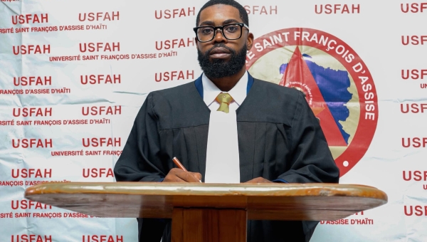 Me Marc Anderson Cinéus, nouveau licencié de la Faculté de droit de l'USFAH!